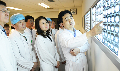 �@���ǅf(xi��)�����@��һ�N̽�����f(xi��)�ͳ������\�����������P(gu��n)�����ò���(zh��n)�Ĳ��������е����\������ͨ�^���w�ƬӑՓ����ÿһλ���y�����ߌ�������\�η��������Ą�(chu��ng)���ġ��t(y��)�����@�����D(zhu��n)�����t(y��)������(w��)ģʽ������;C���t(y��)Ժ���϶��W(xu��)���YԴ��(y��u)�ݣ���Q���y����Ҋ���ṩ��˼·�ͽ��b���@��һ�N��(ji��n)�ء�����(g��)һ������ӛ��һֱ�Sͬ���҂����ڕ��\���ģ�ÿ�õ�һ��(g��)���������҂��������w�Ƭ�����wӑՓ10���������������w��������c���ߣ��Ҍ٣��挦�潻��5��犣��o���ί����h��11��(g��)�����ĕ��\����(f��)�\����3��(g��)С�r(sh��)�ĕr(sh��)�g�����@��˲�����^�����@һ���\ģʽ��ԓ�F(tu��n)�(du��)�ѳ��m(x��)������5������(d��ng)�������ߣ��Ҍ٣��߳����\���ĕr(sh��)�ǳ�Mϣ�������� ���ǰl(f��)�ԃ�(n��i)�ĵġ�ǧ���f�x���r(sh��)�����ò��f������ӛ���ڃ�(n��i)���ڈ����������ի@�Ķ��ǝM�M����������[Ԕ��(x��)]