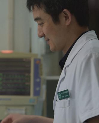 ���������K���������@�Ą��ǁ��������K���g(sh��)һ�cҲ�����^��������Ѫ�ܲ��t(y��)Ժ���������������K�����衱ÿ�춼������������t(y��)�����g(sh��)��ͬ�r��Ҳ�黼�ߎ�������ϣ�����@��һ����ͨ�������������t(y��)Ժ��늽��������o̓ϯ��������Ӗ(x��n)���t(y��)���������錣ע�ض�������Ļ�ϵ����g(sh��)��ʾ�����g(sh��)����t(y��)��(w��)�ˆT�����ھo��æµ���������ڻ����ر����_�ׂ�С�����@�ׂ�С�׾��Ǵ�ͨ����c���K��ͨ����ͨ�^�@�ׂ�С����һ�_��(f��)�s�����K���g(sh��)�ڎ׺�������ѪҺ����r�£��Ƀ��������_ʼ�����@�_���g(sh��)���t(y��)�W(xu��)���Q�ǡ���ǻ�R�¶�����ÓQ������һ���̌W(xu��)��ʾ���g(sh��)�������t(y��)���Ǹ����t(y��)ԺԺ�L��������������t(y��)�������������t(y��)Ժ��Ѫ����������������İ�Ĥ���g(sh��)������2014�긷���t(y��)Ժ����˳��^4000����Ĥ���g(sh��)�����g(sh��)�^�����������t(y��)��ͨ�^��ǻ�R�^�컼�ߵ����K��r������е�Ď��������������(n��i)�������ش��_һ�lֱͨ���K����ġ�ͨ�������t(y��)����ҕ������ǻ�R�Ď��I(l��ng)�������_(d��)����Ҫ��Q�����K��Ĥ���@�������g(sh��)��ʩ����Ҫ��ꇵء���[Ԕ��(x��)]