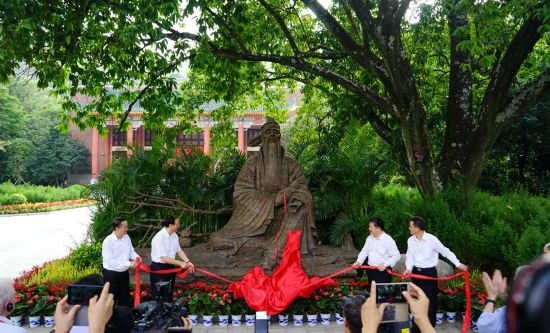 ��ó�ϯ��鲩���^�_�^�߸����ܽ�Ļ�xʽ����2015��9��4�����������������t(y��)�ƌW(xu��)���(hu��)���c(di��n)֮һ�ĸ�鲩���^�e�����_�^�߸����ܽ�Ļ�xʽ�� ȫ��(gu��)�˴�ί��(hu��)��ί�T�L(zh��ng)���r(n��ng)���h������ϯ���Ї�(gu��)�ƌW(xu��)ԺԺʿ��ã���(gu��)���l(w��i)��Ӌ(j��)��ί�h�M�ɆT�������Ρ���(gu��)�����t(y��)ˎ�����־��L(zh��ng)���h�M��ӛ����(gu��)��(qi��ng)���V�|ʡ������ʡ�L(zh��ng)�{(l��n)�𰲣��й�������ί��ӛ�����˴�ί��(hu��)�������������ͬ������ܽ�Ļ�������鲩���^������