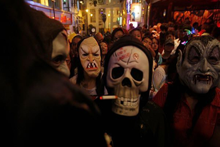 �fʥ��(ji��)֮ҹ����ʂ�����ÿ��10��31���������Ă��y(t��ng)��(ji��)�ա����fʥ��(ji��)ǰϦ��Ӣ�Z��Halloween���顰All Hallows' Eve���Ŀs����������С���������fʥ��(ji��)���b��������������Ұ����ռ��ǹ����� 