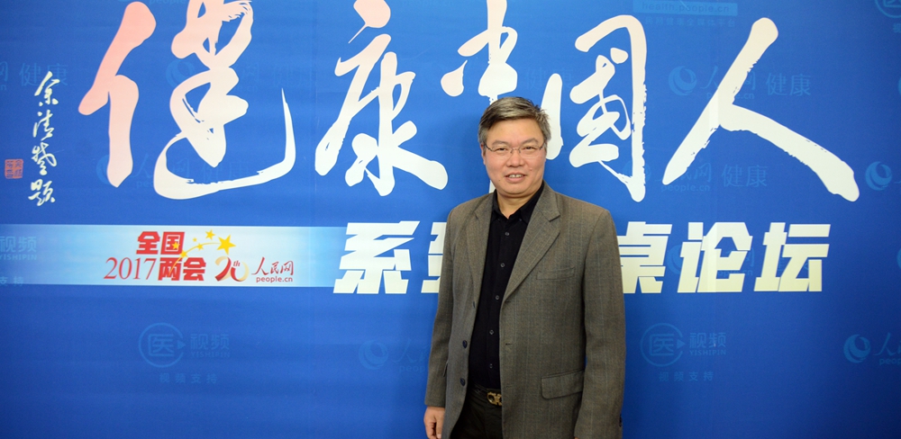 中日友好醫(yī)院皮膚科主任醫(yī)師,中國(guó)整形美容協(xié)會(huì)中醫(yī)醫(yī)療美容分會(huì)會(huì)長(zhǎng)楊頂權(quán)