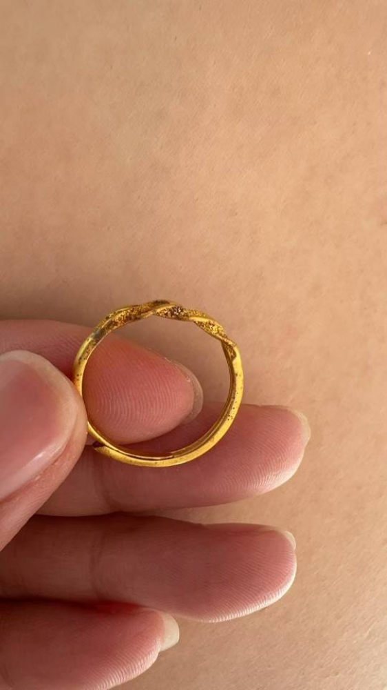 消費(fèi)者通過“人民投訴”平臺反映在電商平臺花1120元購買的黃金戒指掉漆脫色，商家店鋪關(guān)閉無法售后，電商平臺推諉拒絕退款賠償。（圖片來自“人民投訴”用戶）