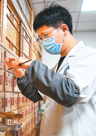 日前，陜西省西安市雁塔區(qū)電子城二〇五所社區(qū)衛(wèi)生服務(wù)站中醫(yī)館的藥劑師為患者配制中藥。新華社記者 鄒競(jìng)一攝