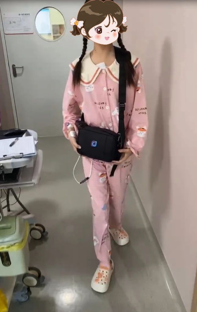 2023年，美美術(shù)后佩戴人工心的照片。圖片由浙大兒院提供