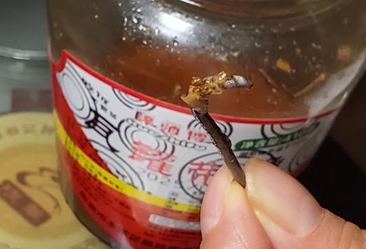 網(wǎng)友通過人民網(wǎng)“人民投訴”反映在網(wǎng)購的罐裝帶魚中吃出鐵釘。（圖片來自“人民投訴”用戶）