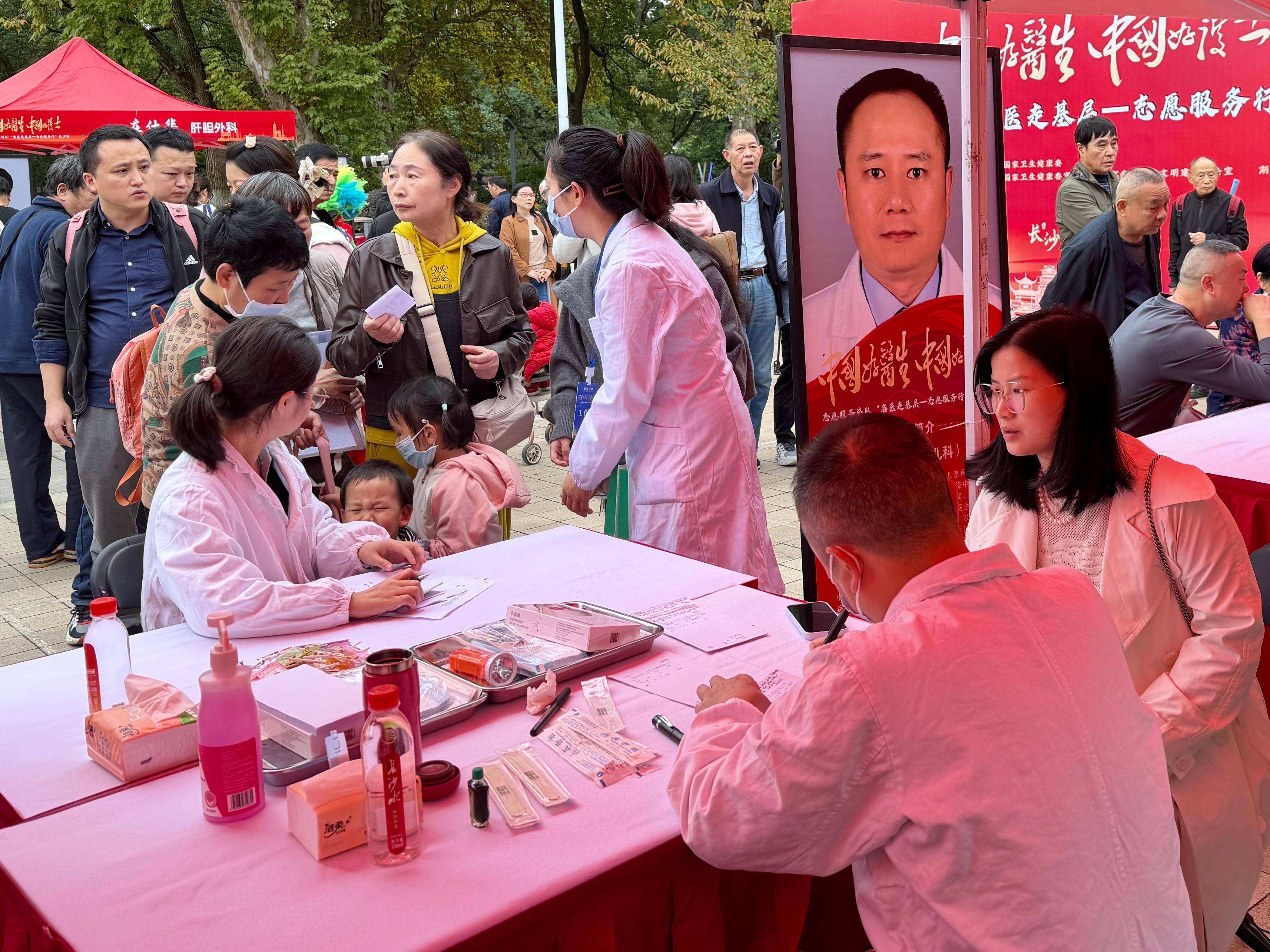 義診現(xiàn)場。人民網(wǎng)記者 丁亦鑫攝